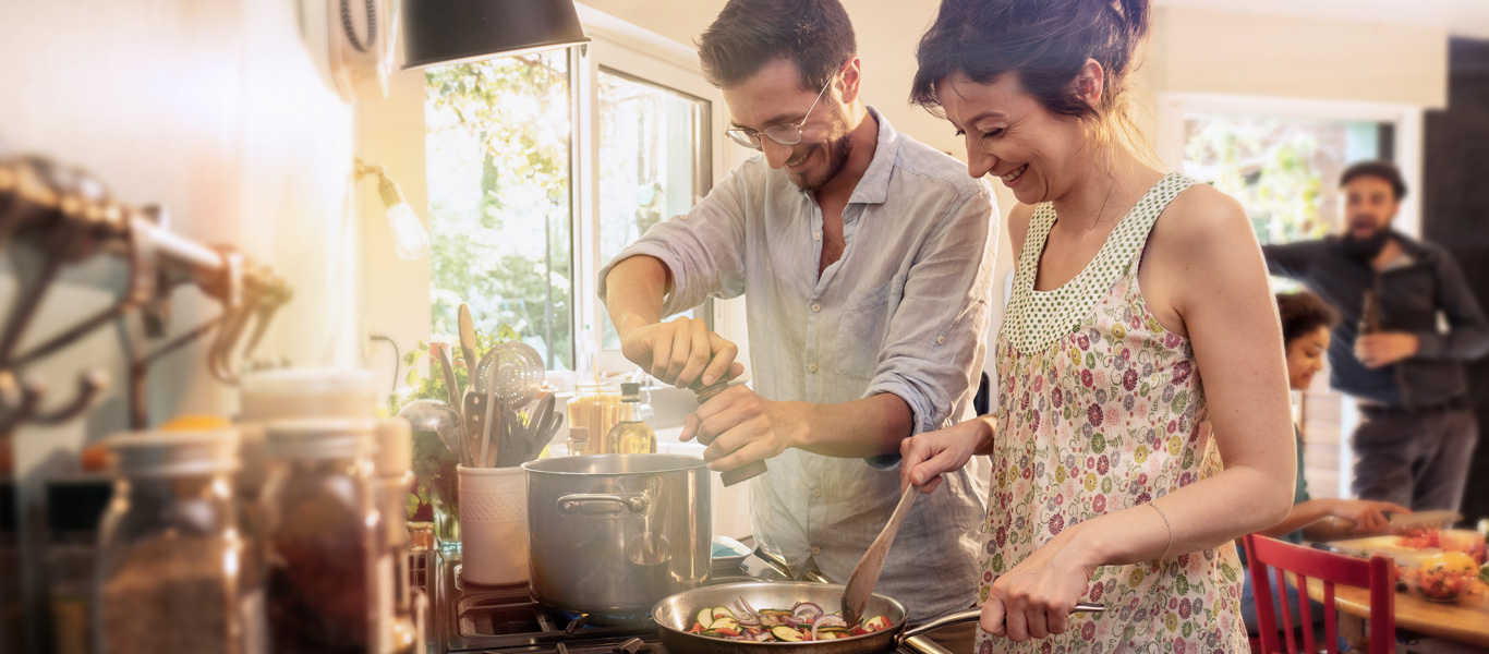 Frau und Mann kochen