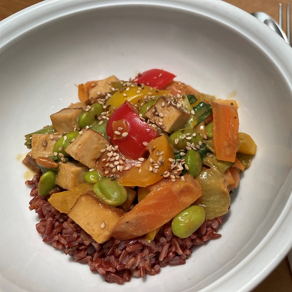Edamame-Tofu-Bowl – farbig frisch & asiatisch aromatisiert