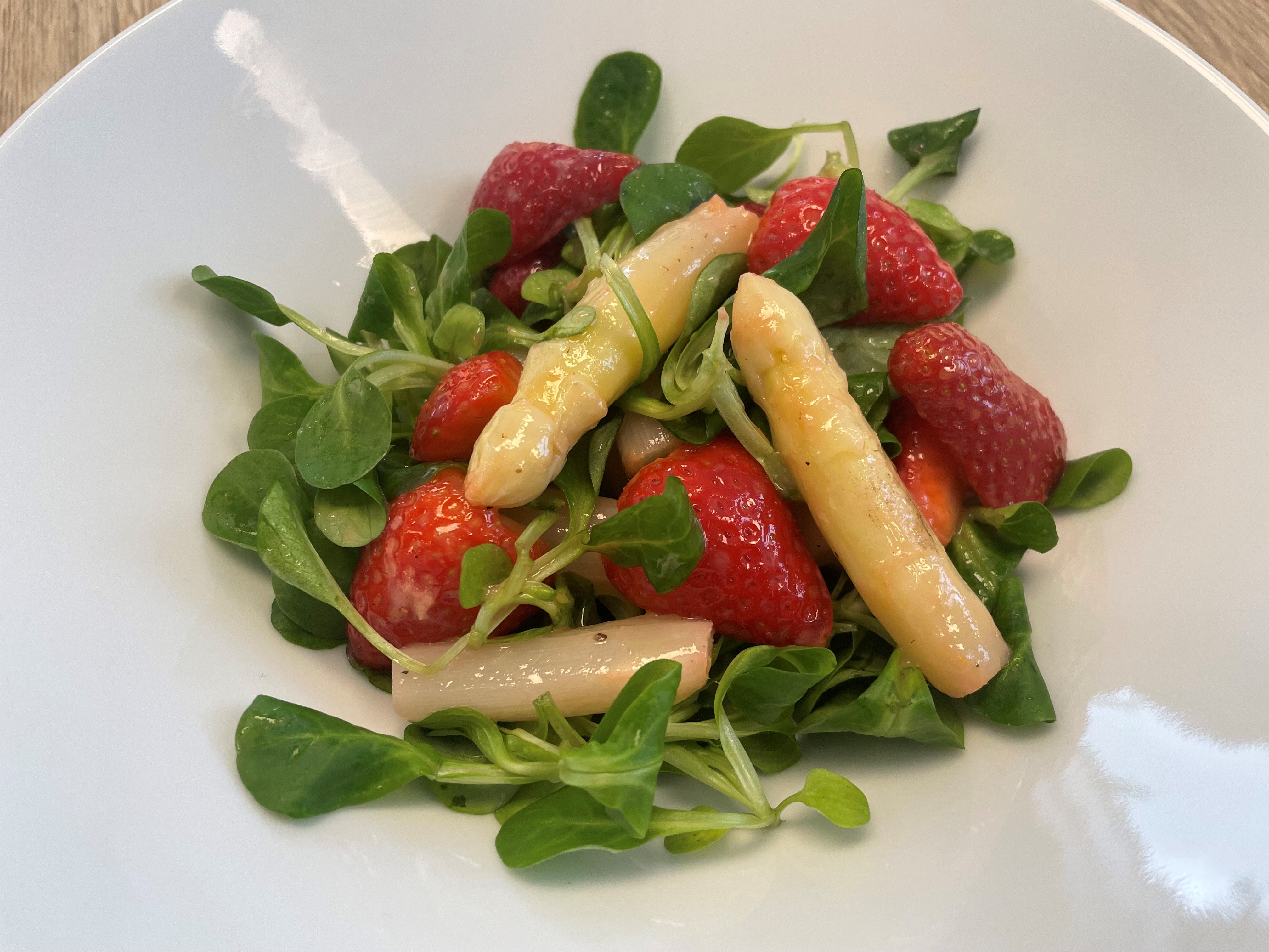 Erdbeer-fruchtiger Spargelsalat