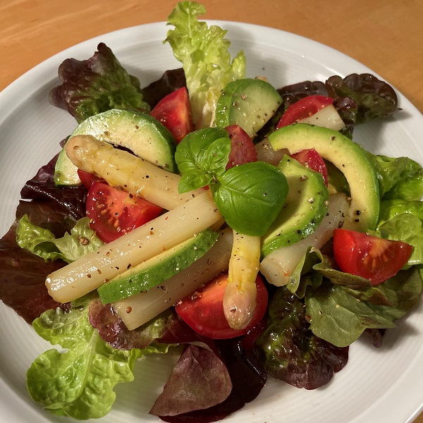 Fruchtig-frischer Spargelsalat