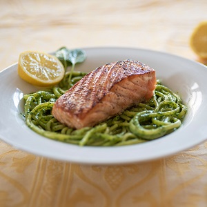 Linguine mit Spinatpesto und Lachs
