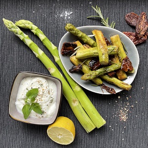 Lauwarmer Spargelsalat mit mediterranen Dip