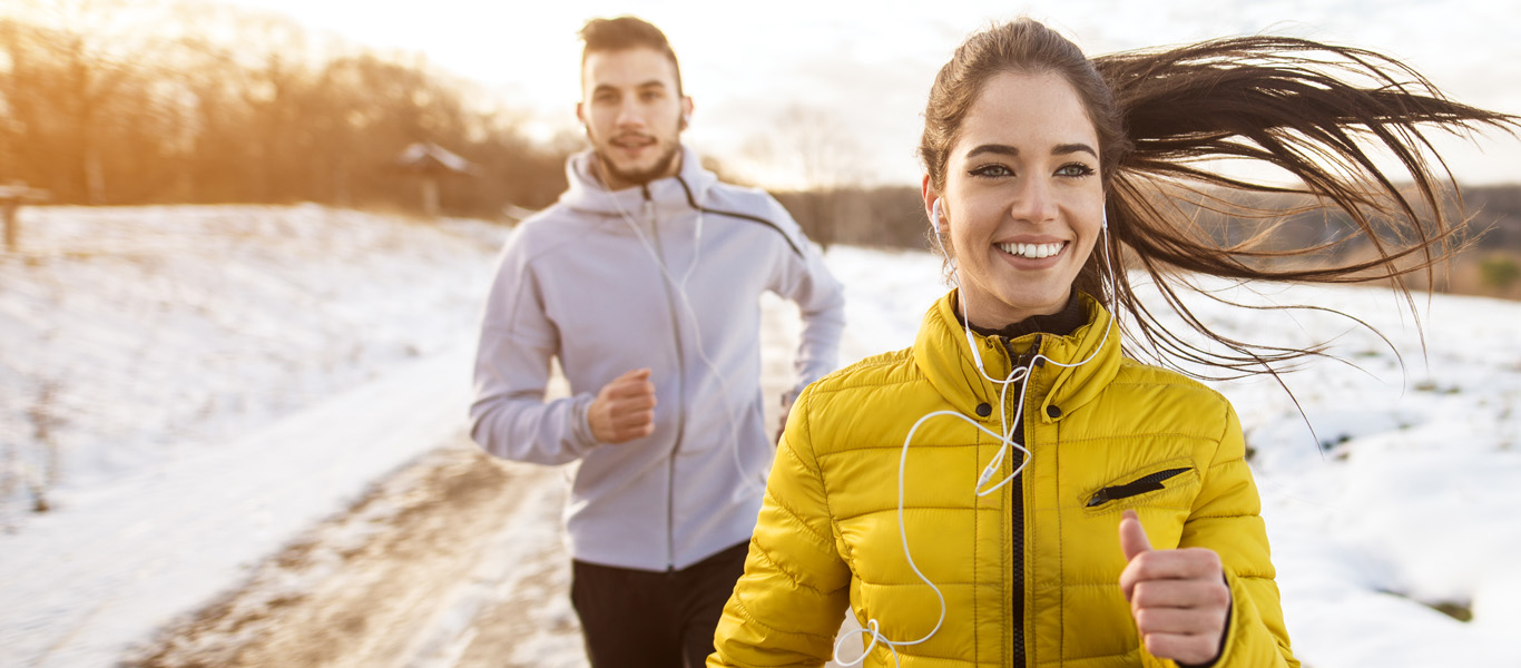 Eine Frau und ein Mann joggen.