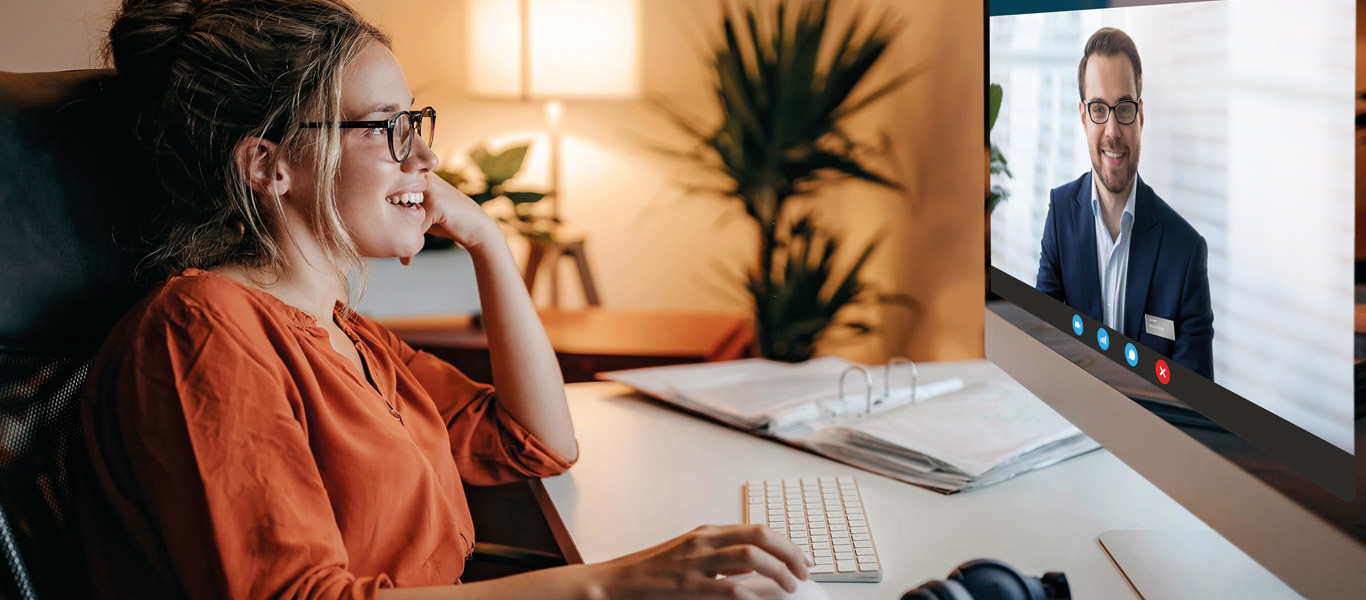 Eine Frau kontaktiert per Videoberatung einen Kundenberater