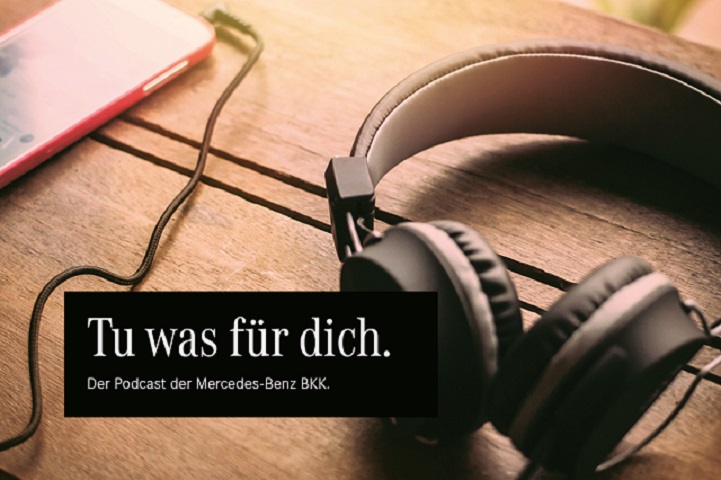 Ein Kopfhörer liegt auf einem Tisch.