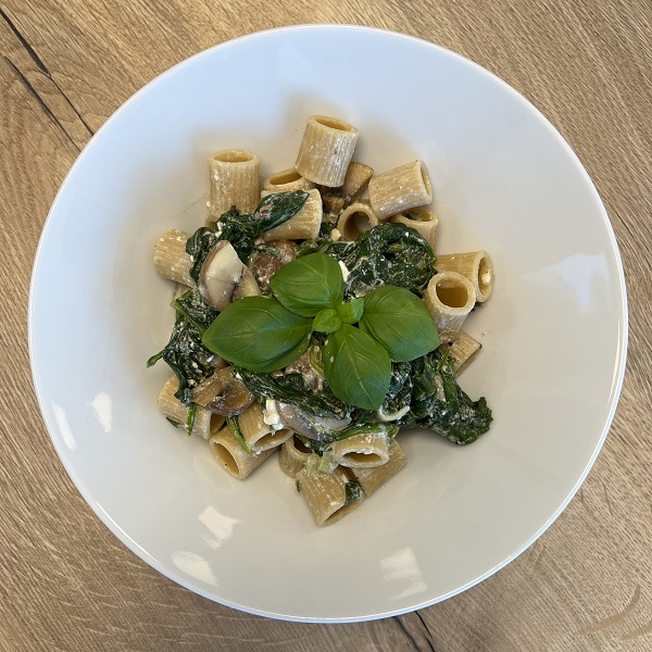 Ein Teller mit Champignon-Spinat-Feta