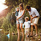 Eine Familie an einem See.