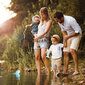 Eine Familie an einem See.