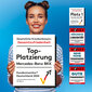 Eine Frau hält mehrere Siegel.