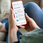 Eine Frau hält ein Smartphone mit der myHealth-App