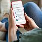 Eine Frau hält ein Smartphone mit der myHealth-App