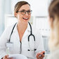Eine Ärztin ist mit einem Patient im Gespräch.