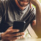 Mann mit Smartphone