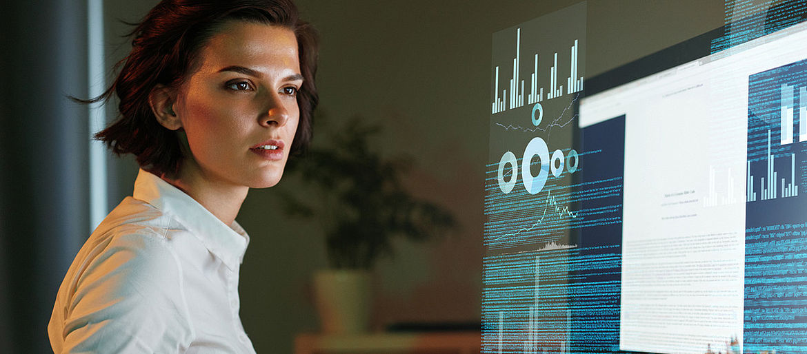 Eine Frau arbeitet am Computer