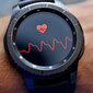 Eine Smartwatch zeigt eine Herzfrequenz an.