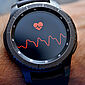 Eine Smartwatch zeigt eine Herzfrequenz an.