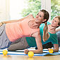 Zwei Frauen beim Fitness.