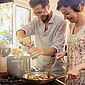Frau und Mann kochen