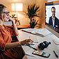 Eine Frau kontaktiert per Videoberatung einen Kundenberater