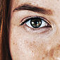 Ein Gesicht mit dem Fokus auf das Auge.