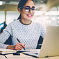 Eine Frau arbeitet am Computer.