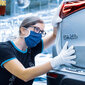 Eine Mitarbeiterin prüft einen Mercedes.