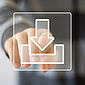 Ein Finger tippt auf ein Download-Symbol.