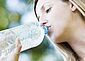 Eine Frau trinkt aus einer Wasserflasche