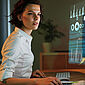 Eine Frau arbeitet am Computer