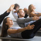 Mehrere Personen machen Bauchübungen auf der Matte.