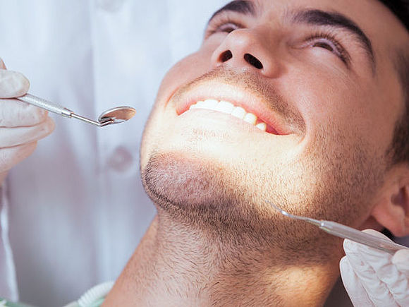 Patientenberatung bei Zahnbehandlungen