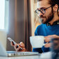 Mann mit Smartphone